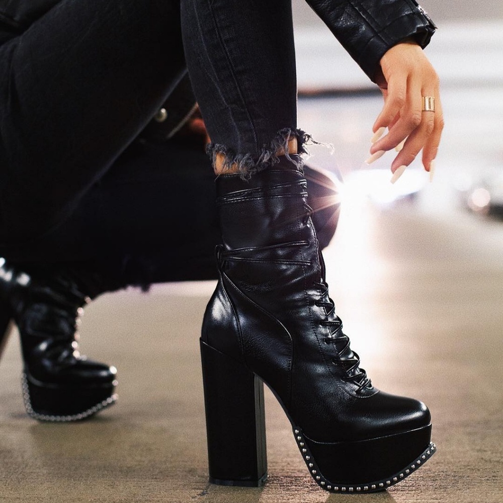 Size 8  🔥🖤Black Leather Platform boots